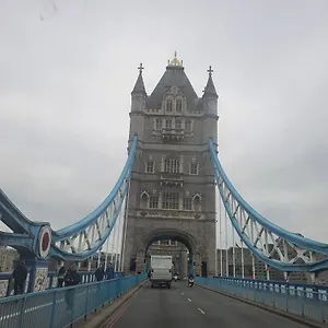 https://walking-to-tower-bridge.cambridgehotelsuk.com